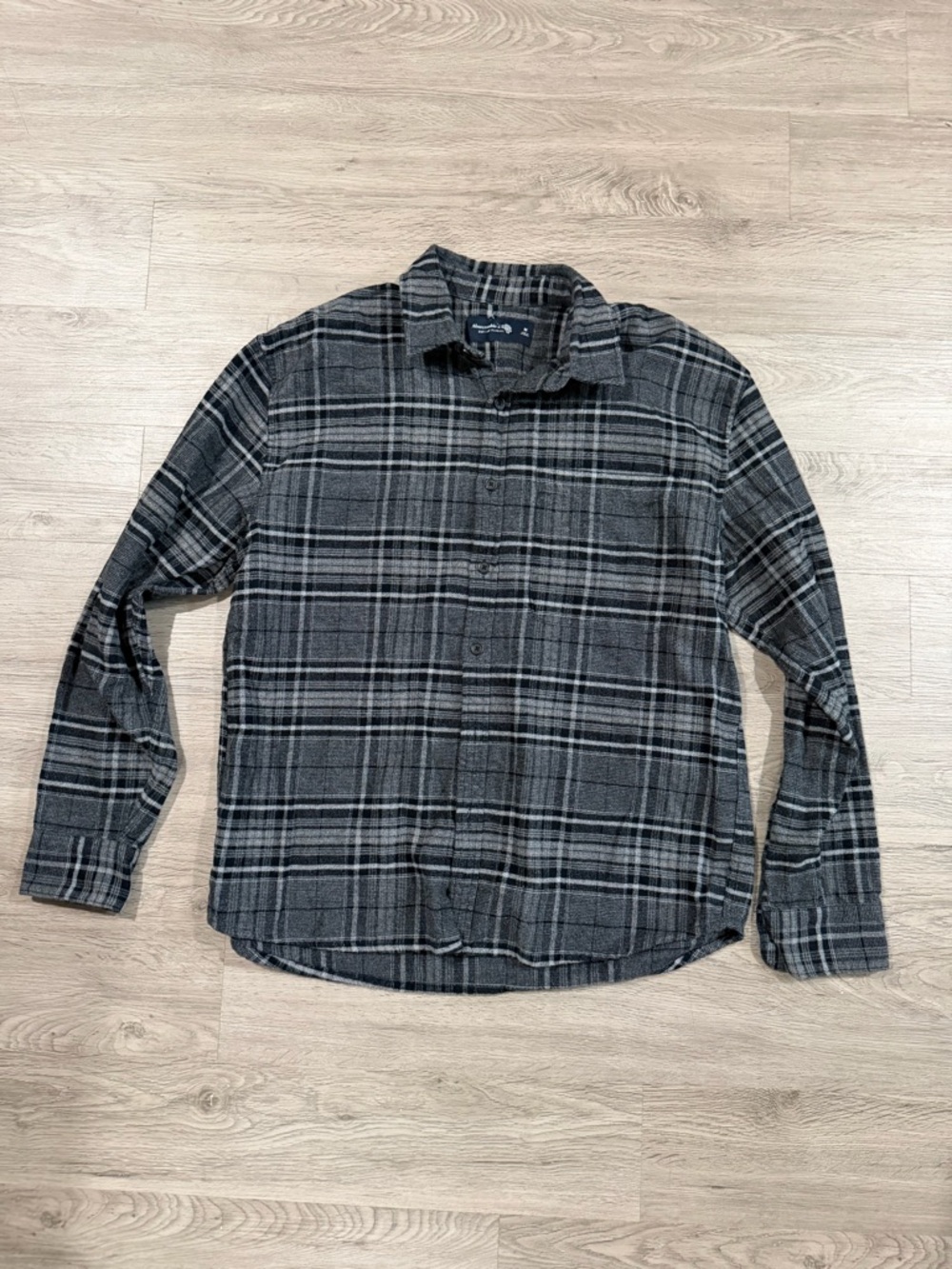 Abercrombie and Fitch Soft Flannel Men's Gray Plaid Button-Up Shirtโ